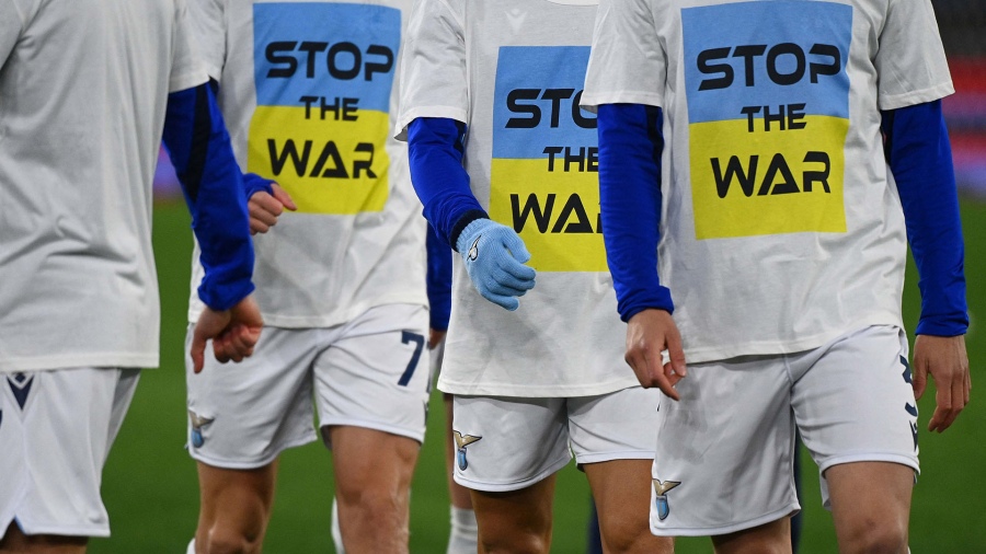 El mundo del deporte se visti de celeste y amarillo y pidi el fin de la guerra Foto AFP