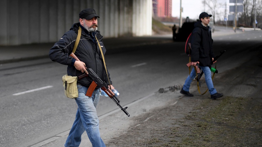 Civiles armados en Kiev Foto AFP