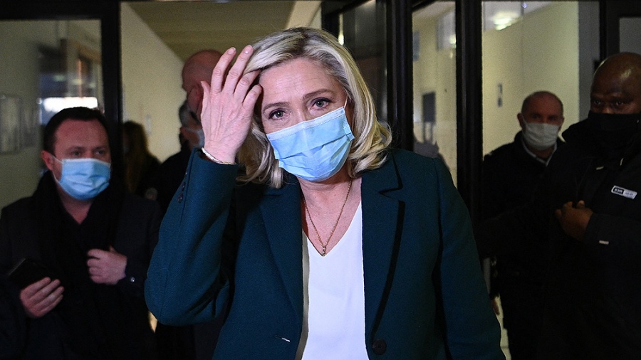 Marine Le Pen confeccion un folleto de campaa donde se la ve con el presidente ruso Foto Archivo