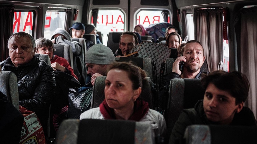 En total fueron 127 civiles evacuados de Mariupol y otra localidad cercana controladas por fuerzas de Rusia Foto AFP