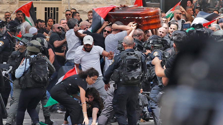 El funeral de Shireen Abu Akleh estuvo marcado por el violento accionar de las fuerzas israeles