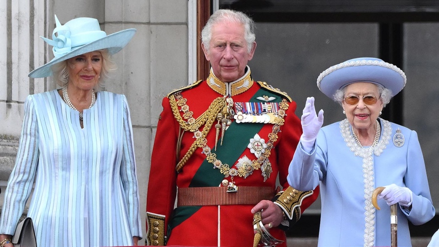 La reina Isabel II de 96 aos apareci en el balcn para participar de los festejos Foto AFP