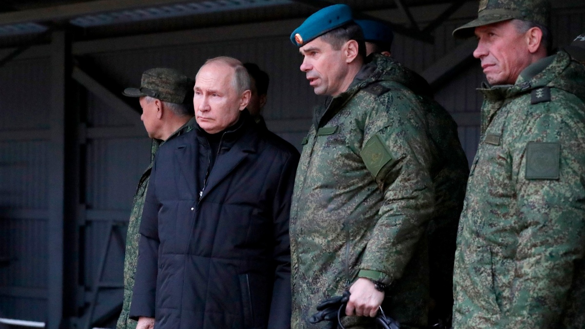 Putin el pasado 20 de octubre observando el trabajo de militares rusos Foto Prensa Kremlin