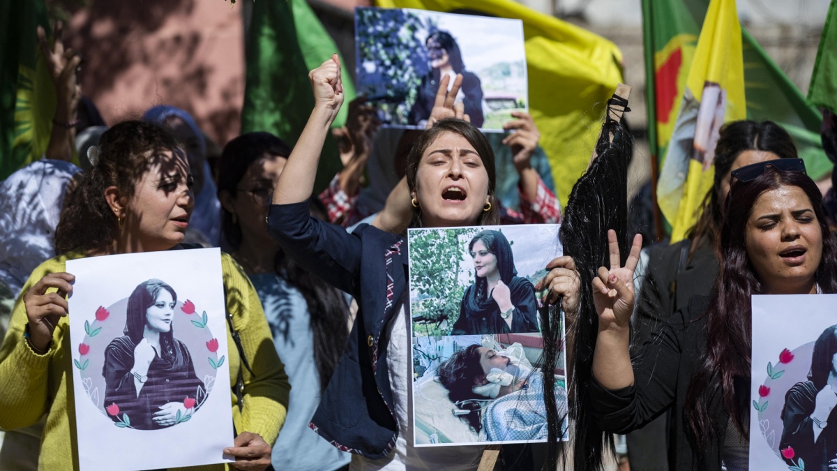 Manifestantes protestan por la muerte de Mahsa Amini Foto AFP