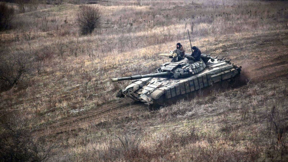 Tanque de guerra patrullando las tierras de Donbass en Ucrania Foto AFP