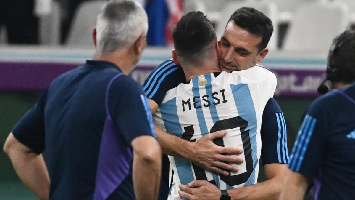 El abrazo afectuoso de festejo entre Scaloni y Messi tras el partido contra Croacia que los convirti en finalistas Foto Fernando Gens enviado especial 
