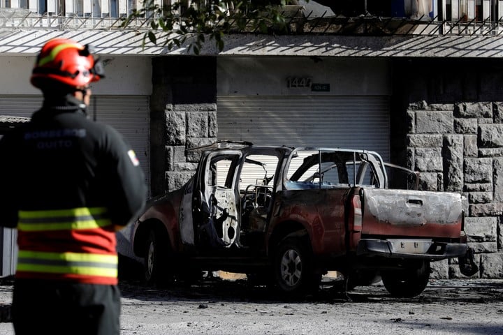 Los restos de un automóvil, que según las autoridades estaba cargado con dos tanques de gas y luego explotó cuando los sospechosos le prendieron fuego. Foto AFP