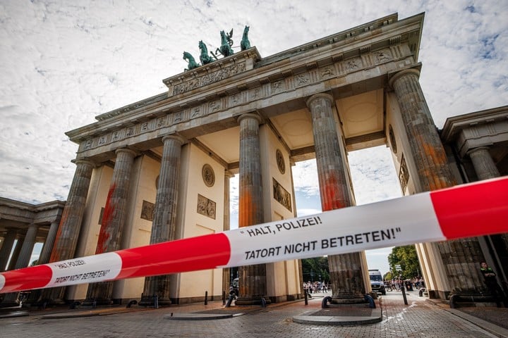 La Puerta de Brandeburgo fue vandalizada con pintura naranja por activistas y fueron detenidas 14 personas. Foto EFE.
