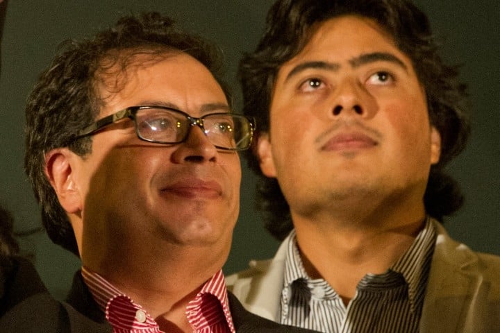 Nicolás Petro Burgos y su padre, Gustavo Petro, en una imagen de 2014. Foto: AFP 