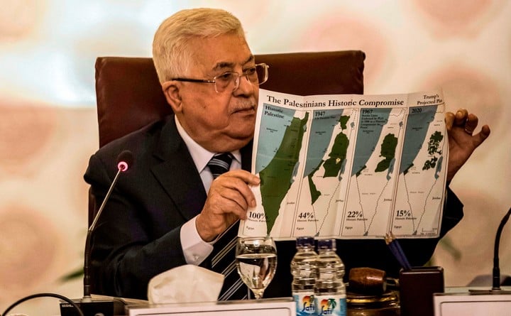 El presidente Mahmud Abbas muestra un mapa histórico de los territorios palestinos durante un encuentro para hablar de la paz en la región, en febrero pasado. Foto: AFP 