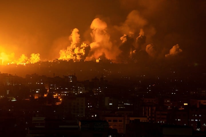 Fuego y columnas de humo tras uno de los ataques sobre Gaza AP 