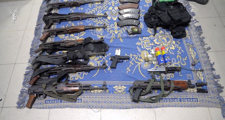 Armas y equipos que, según el ejército de Israel, fueron encontrados en el complejo hospitalario de Shifa en la Franja de Gaza. Foto Reuters