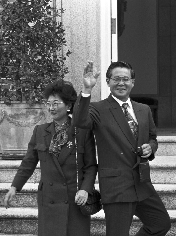 El presidente de Perú, Alberto Fujimori, y a su esposa, Susana Higuchi, en Madrid, en 1991. Foto EFE