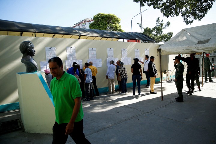 Votantes revisan las listas electorales en un local de sufragio en Caracas (Reuters). 
