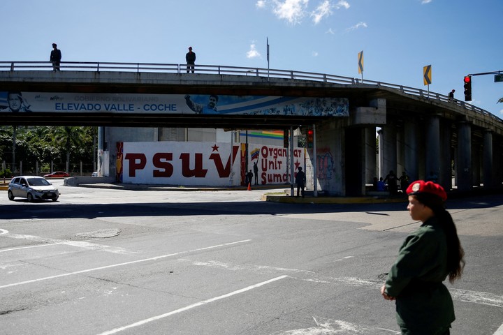 Una funcionaria chavista vigila las calles en el día del referendo. Casi nadie en las inmediaciones (Reuters).