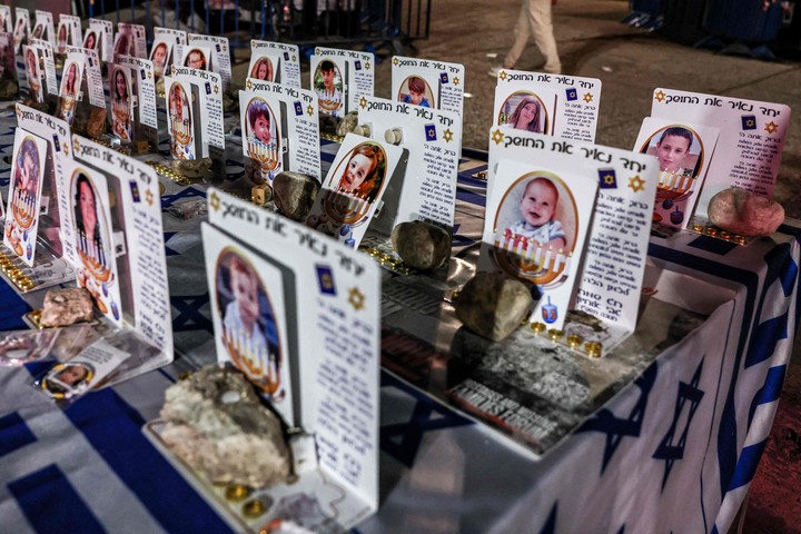 Cartas con los rostros de los rehenes tomados por Hamas. Foto: AHMAD GHARABLI / AFP