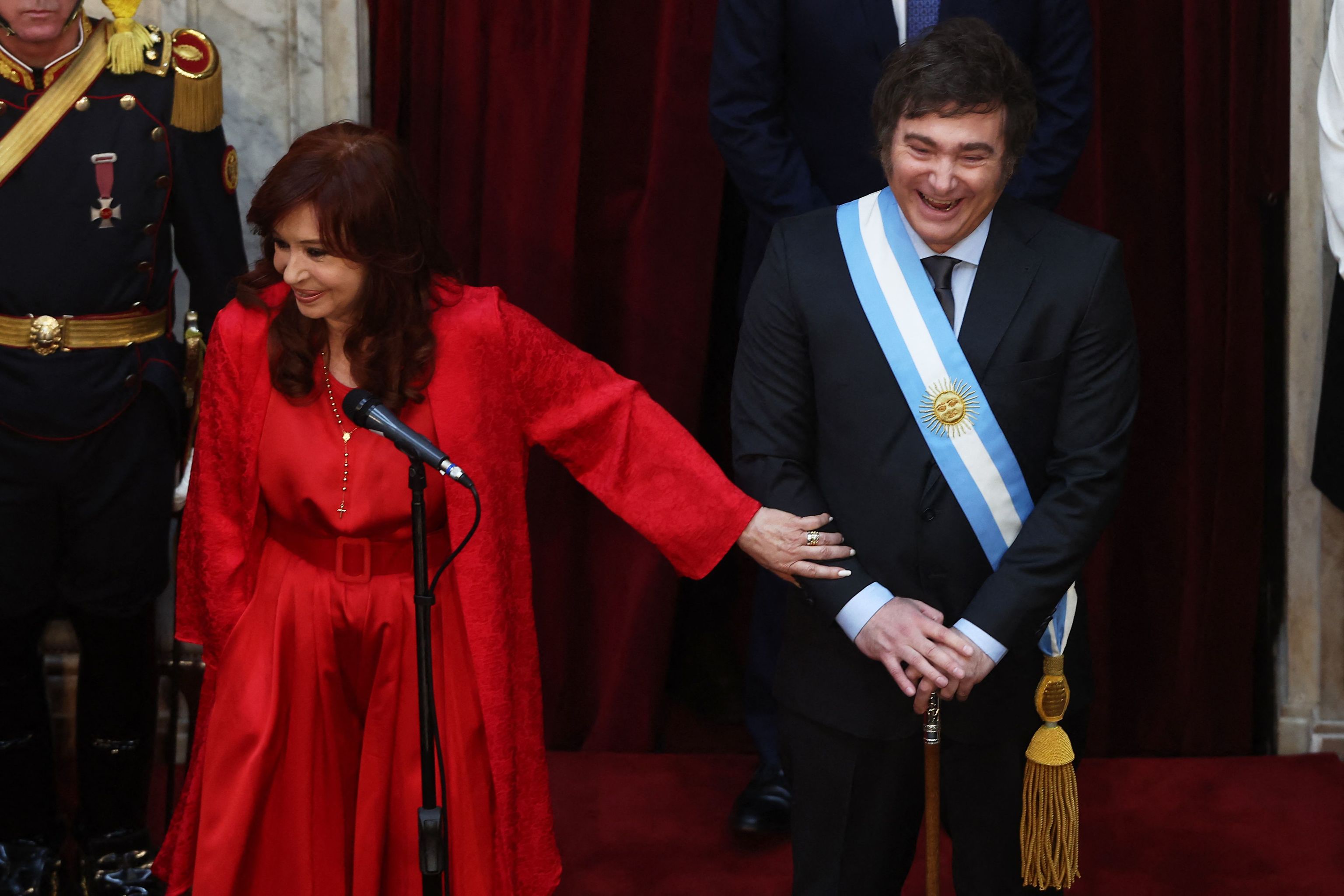 Milei sonríe junto a la ya ex vicepresidenta Cristina Fernández de Kichner.
