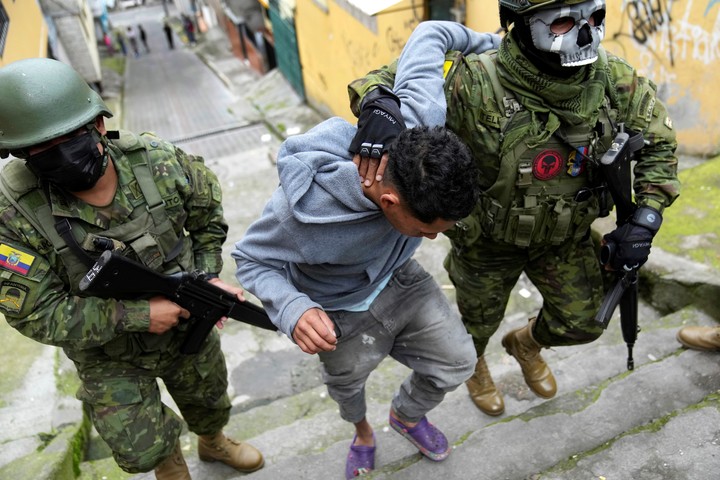 Soldados detienen a un joven en Quito. Foto: AP 
