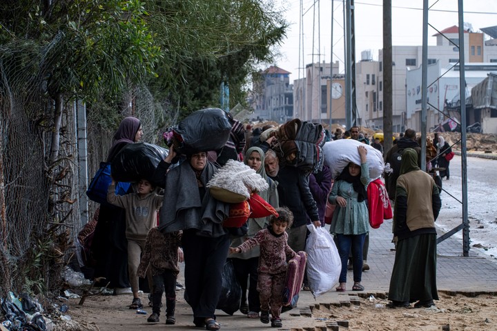 Palestinos huyen de la ciudad de Khan Yunis hacia el sur de Gaza. Foto: AP