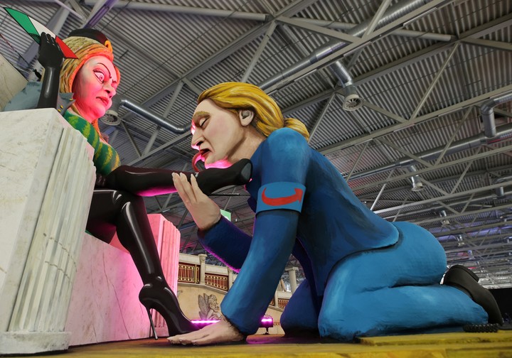 Figuras de carnaval representan a Giorgia Meloni y a Alice Weidel. Foto: Reuters