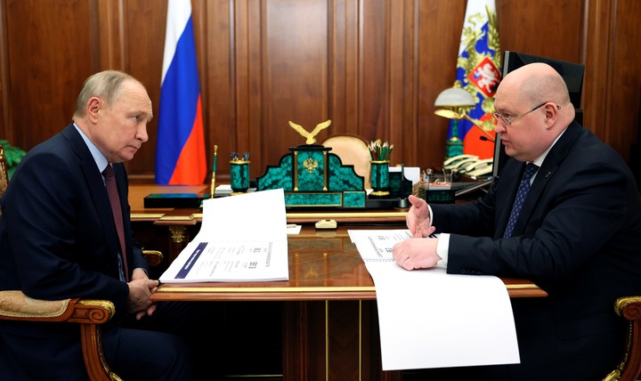 El presidente de Rusia, Vladimir Putin, con el gobernador de Sebastopol, Mikhail Razvozhayev. Foto AP