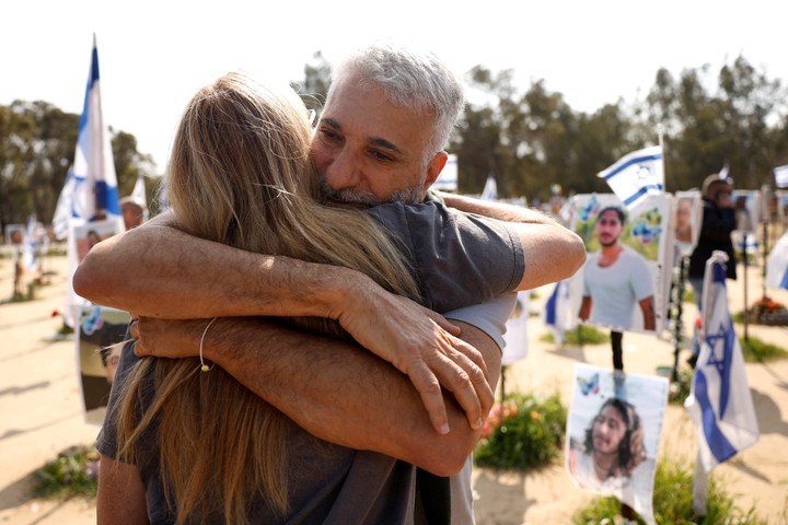 Menashe Ram, padre de Omri Ram, y Orna Adar, madre de Gili Adar, ambos asesinados durante el ataque del 7 de octubre de Hamas desde Gaza. Foto Reuters
