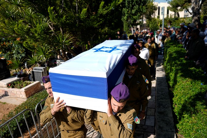 Soldados israelíes llevan el ataúd del sargento Narya Belete durante su funeral en Netanya, Israel, el domingo 25 de febrero de 2024. Foto AP