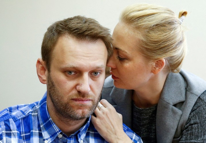 Alexei Navalny y su esposa Yulia, en 2015. Foto Reuters