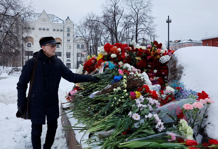 
​
210 / 5.000
Resultados de traducción
Resultado de traducción
Un hombre deposita flores en el monumento de piedra Solovetsky a las víctimas de la represión política para honrar la memoria del líder de la oposición rusa Alexei Navalny en Moscú. Foto Reuters