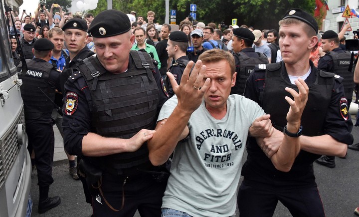 Alexei Navalny detenido en una protesta en Rusia en 2019. Foto AFP