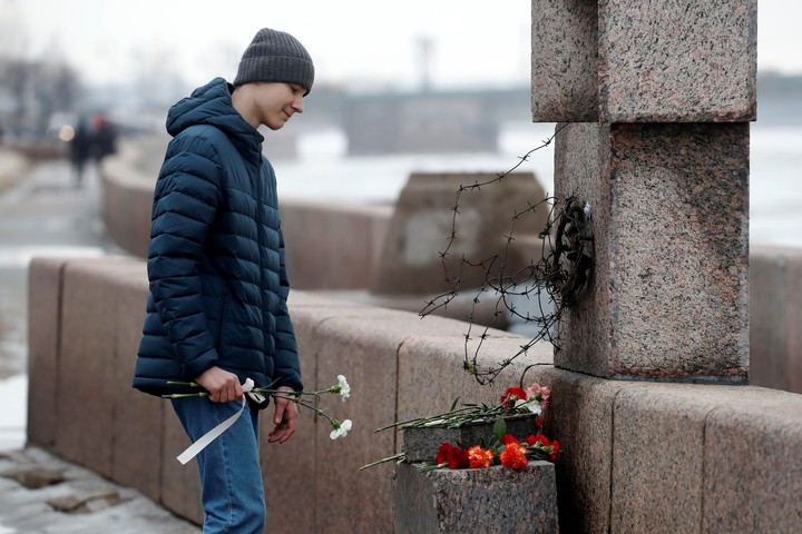 Rusos dejan flores en el noveno día después de la muerte de Alexei Navalny. Foto EFE