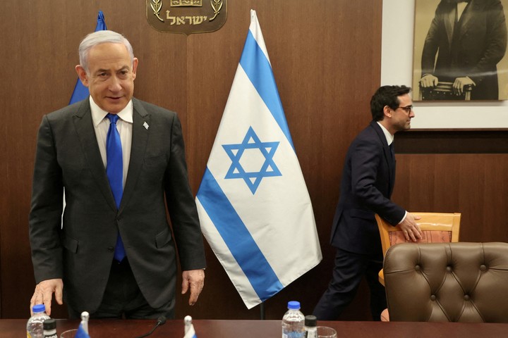 Netanyahu visitó a las fuerzas que participaron durante la madrugada del lunes en la operación de rescate. Foto: Reuters