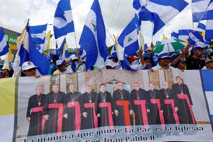 Una marcha en Managua para defender a los obispos y entidades católicas perseguidas por el régimen de Daniel Ortega. Foto: AP 