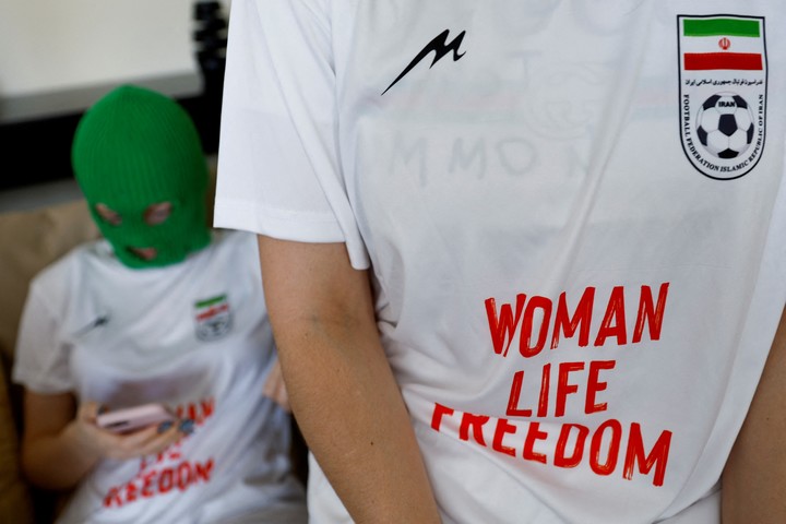 Una integrante del grupo Pussy Riot lleva una camiseta con un escrito en el que se lee: "Mujer Vida Libertad" durante una entrevista con Reuters en Doha, Qatar.November 30, 2022. REUTERS/Suhaib Salem