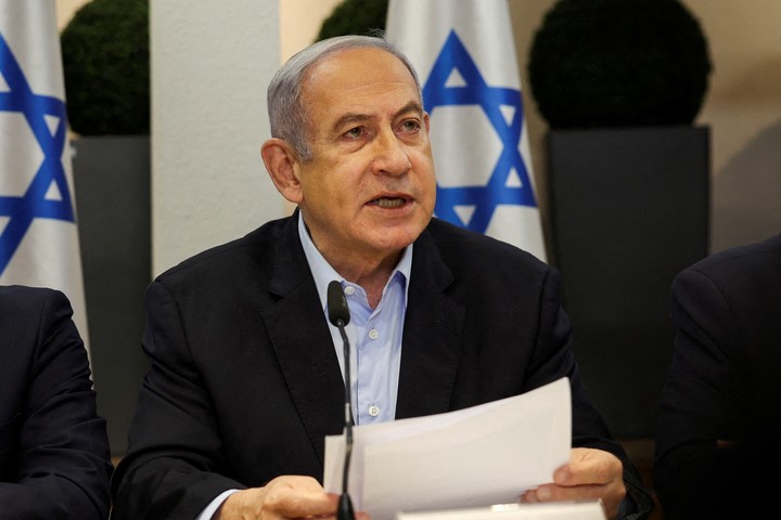 El primer ministro israelí, Benjamin Netanyahu, habla durante la reunión semanal del gabinete en el Ministerio de Defensa en Tel Aviv, Israel, 7 de enero de 2024. REUTERS/Ronen Zvulun/Pool/File Photo