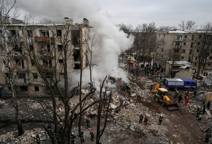 Humo y destrucción en un edificio de Járkov, Ucrania, tras un ataque de Rusia, en enero. Foto: REUTERS
