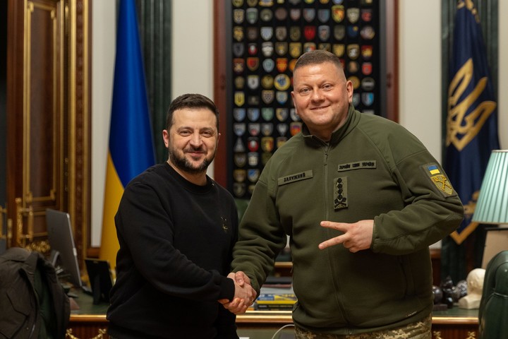 Volodimir Zelenski y Valerii Zaluzhnyi el jefe militar destituido semanas atrás. Foto: EFE