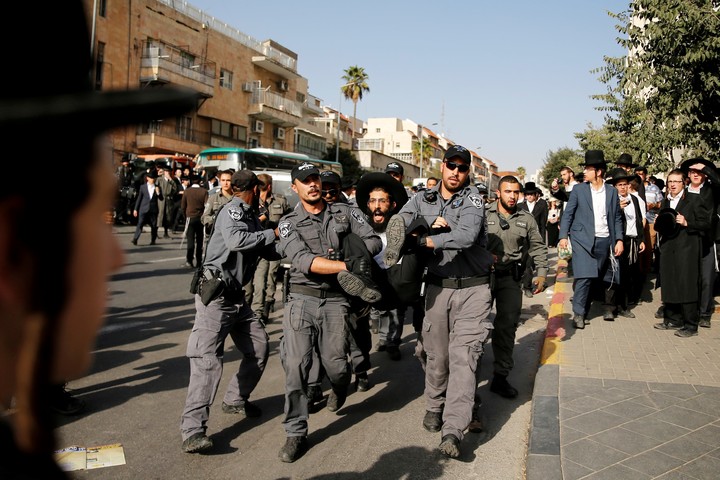 La policía israelí lleva a un judío ultraortodoxo durante una protesta en Jersulén, contra el reclutamiento para las Fuerzas Armadas, en una imagen de archivo. Foto: REUTERS 