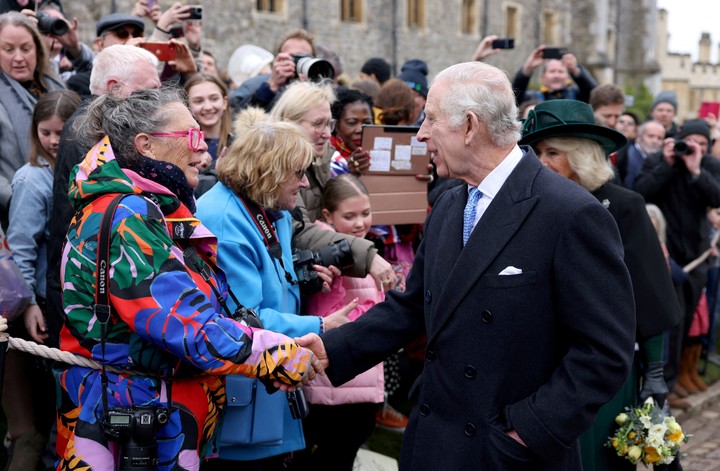 El rey Carlos II saluda a las personas que se acercaron al castillo de Windsor. Foto: Reuters