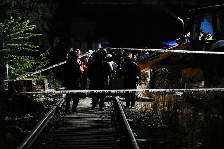 Policía e investigadores trabajan en el lugar donde se encontró el cuerpo de Ronald Ojeda Moreno, en Chile. Foto AP