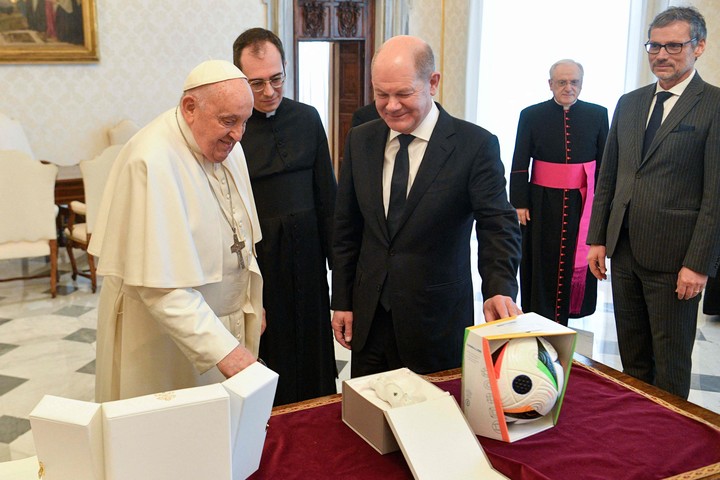 El Papa Francisco recibió este sábado al jefe de gobierno de Alemania, Olaf Scholz, en el Vaticano. Foto: AFP