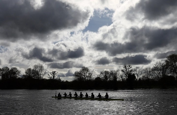 El equipo femenino de Oxford durante un entrenamiento el jueves en el río Támesis. Foto Andrew Boyers/Reuters