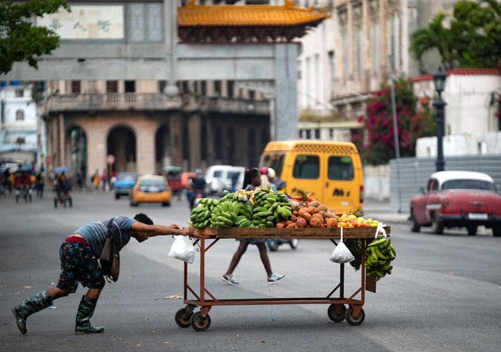 Un vendedor ambulante de verduras empuja su carretilla en La Habana (Cuba). Foto EFE