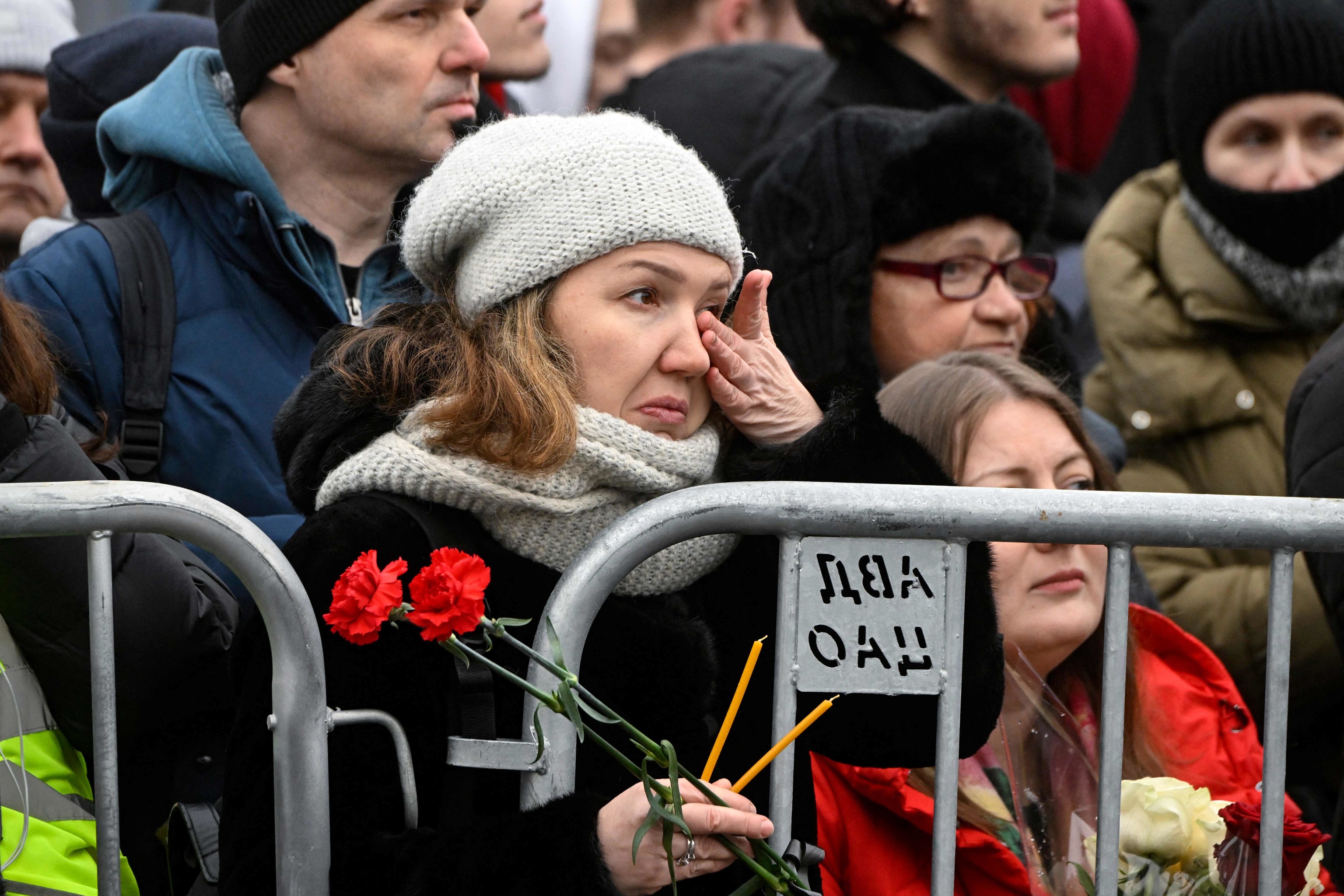 Seguidores de Navalny esperan su funeral.
