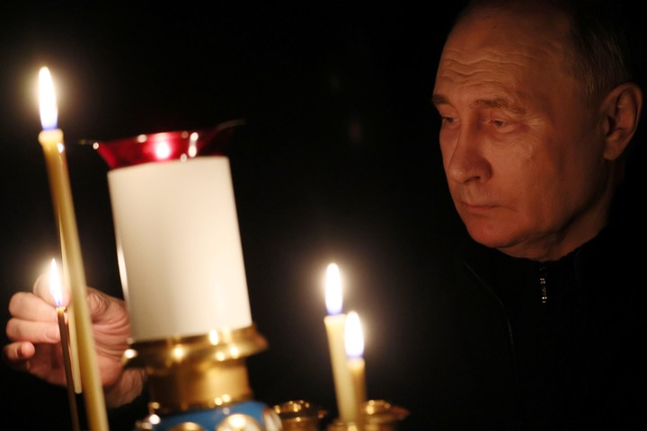 El presidente de Rusia Vladimir Putin rinde homenaje a las víctimas. Foto EFE