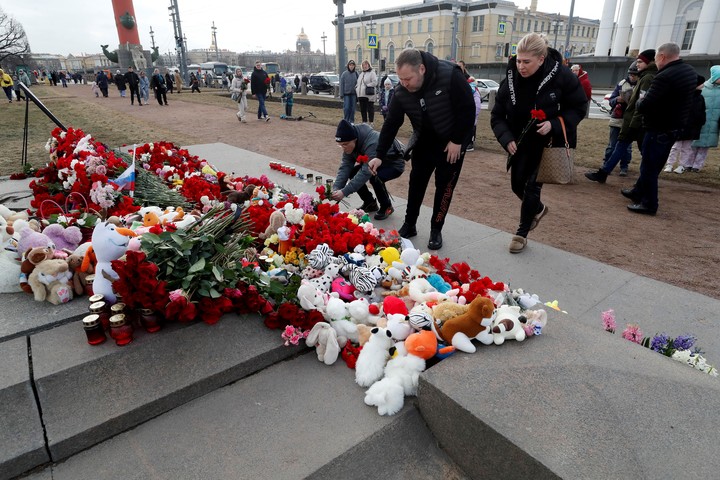 La gente llora y deposita flores en un monumento en el centro de la ciudad, recordando a las víctimas del ataque terrorista en el Ayuntamiento de Crocus en la región de Moscú, en San Petersburgo, Rusia. Foto EFE