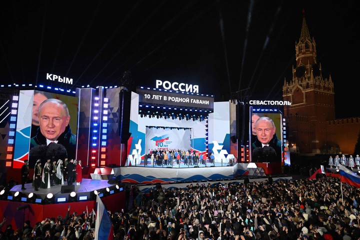 Vladimir Putin celebra los 10 años de la anexión de Crimea en la Plaza Roja de Moscú. Foto AFP