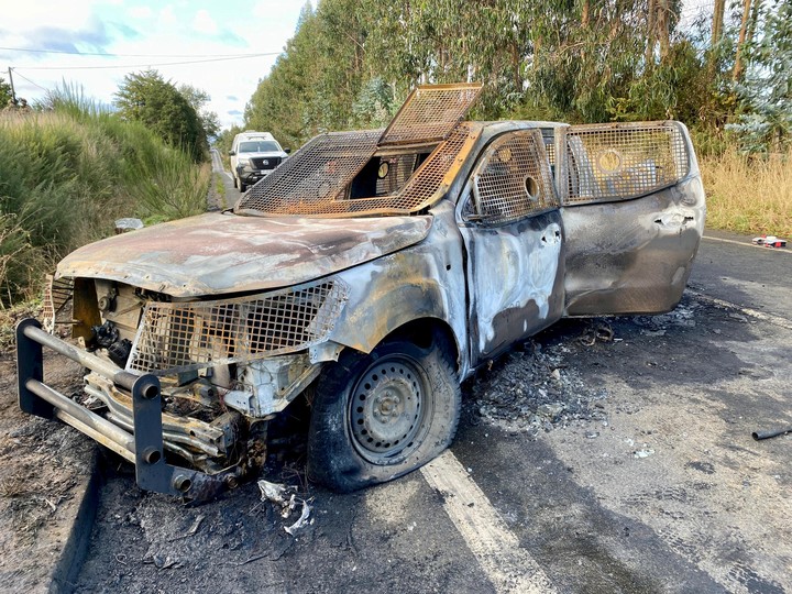 El vehículo policial que apareció este sábado incendiado en Los Álamos, en la región del Biobío, en el sur de Chile, con los cadáveres de tres agentes adentro. Foto: REUTERS