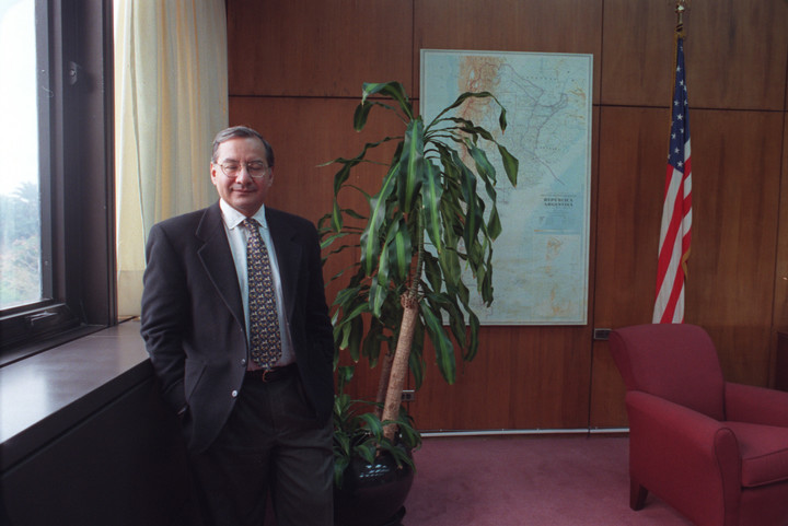 Víctor Manuel Rocha en la embajada de EEUU en Buenos Aires, en 1998. Foto: Clarín