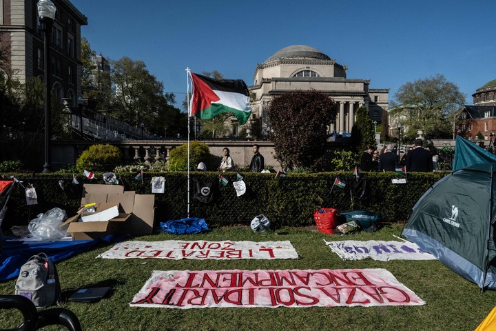 Solidaridad con Gaza, reza el cartel en la Universidad de Columbia, donde comenzó el amplio movimiento de protesta. Foto: AFP 